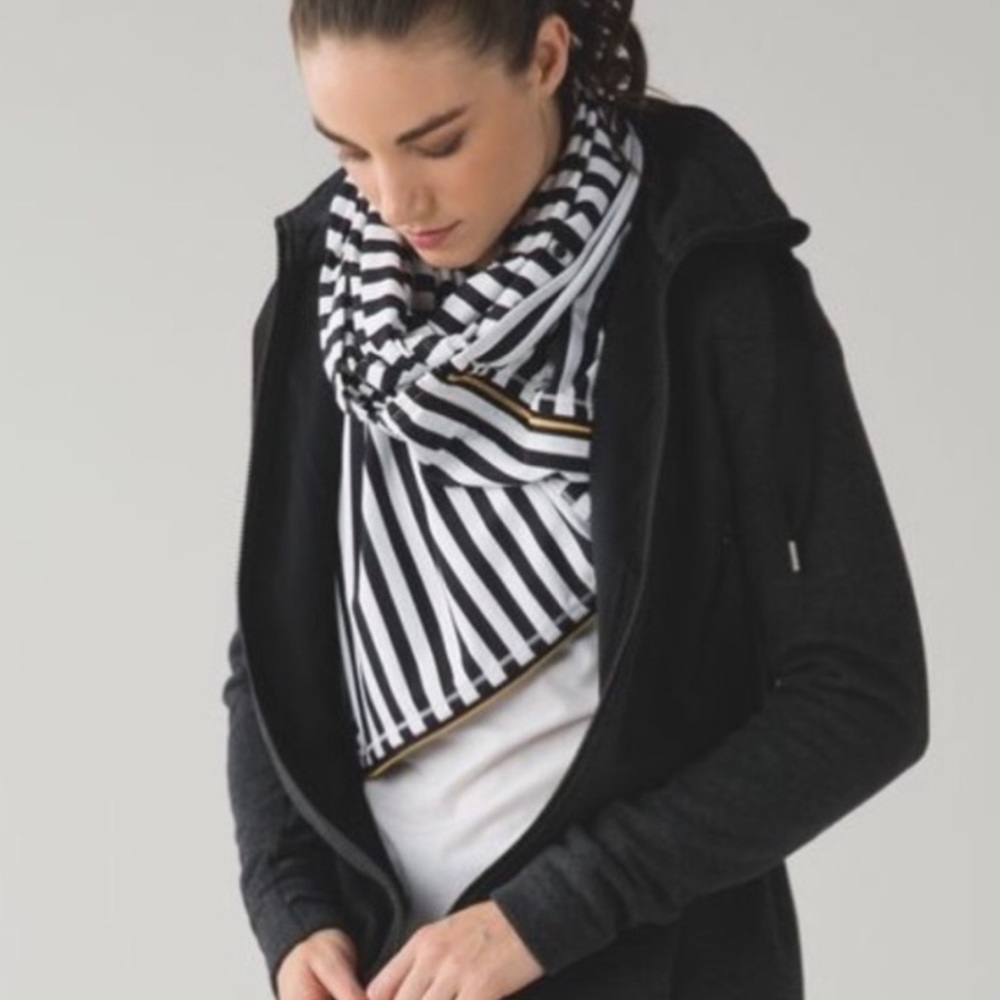 lululemon Vinyasa Zipper Scarf